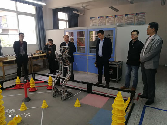 省市區電教館一行調研達川四中“創(chuàng  )客”空間相關(guān)工作