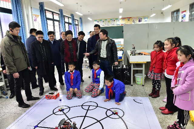顧秀蓮赴重慶調研關(guān)心下一代工作，視察“少年硅谷”項目